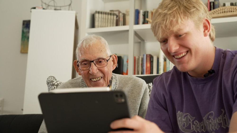 Dominic mit seinem mittlerweile verstorbenen Grossvater (Screenshot SRF).