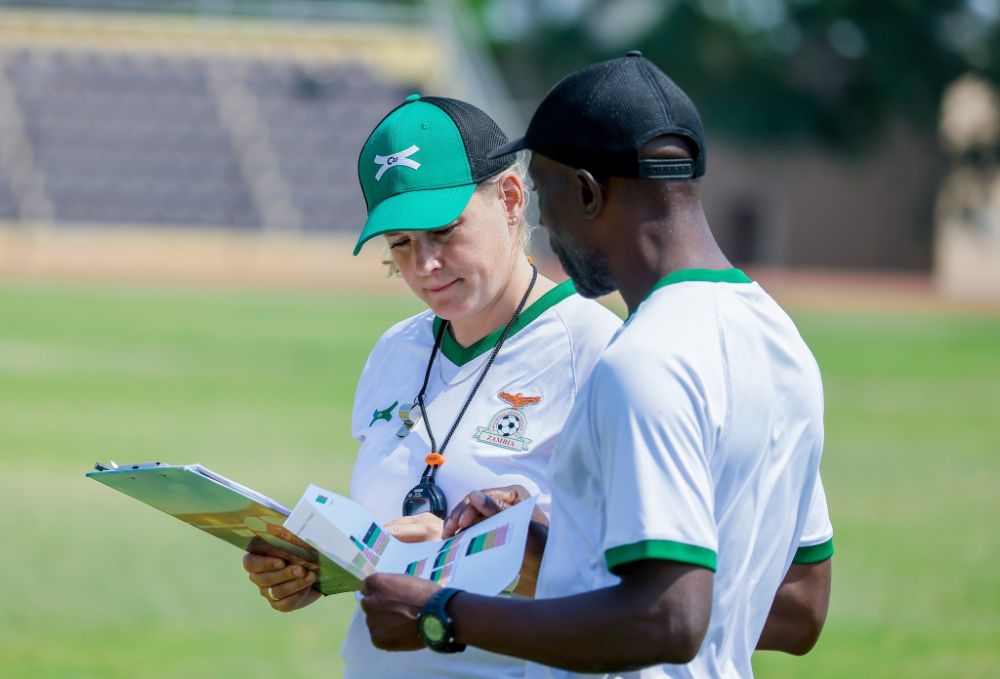 Häuptle mit ihrem Assistenztrainer im Training des sambischen Nationalteams