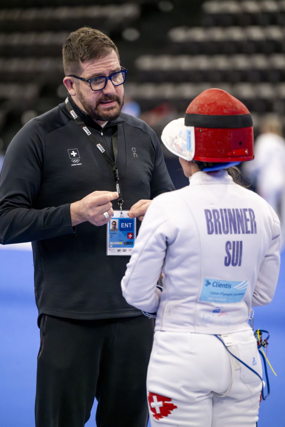 Im Gespräch mit ihrem Trainer Paul Fausser.