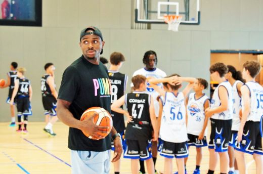 Boris Mbala während seines Sommercamps, 2023 in Bulle (Swiss Olympic) 
