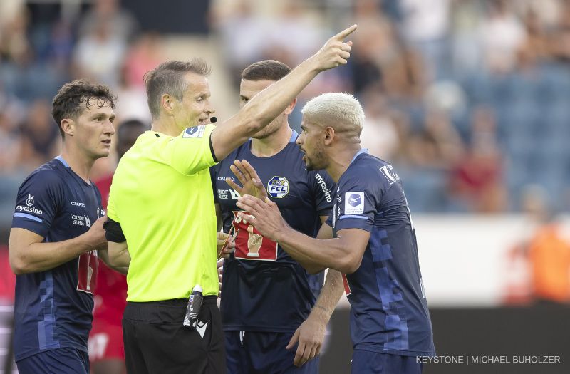 Ein Spieler sieht rot – und entschuldigt sich danach: Rote Karte gegen Mohamed Dräger vom FC Luzern, August 2022.