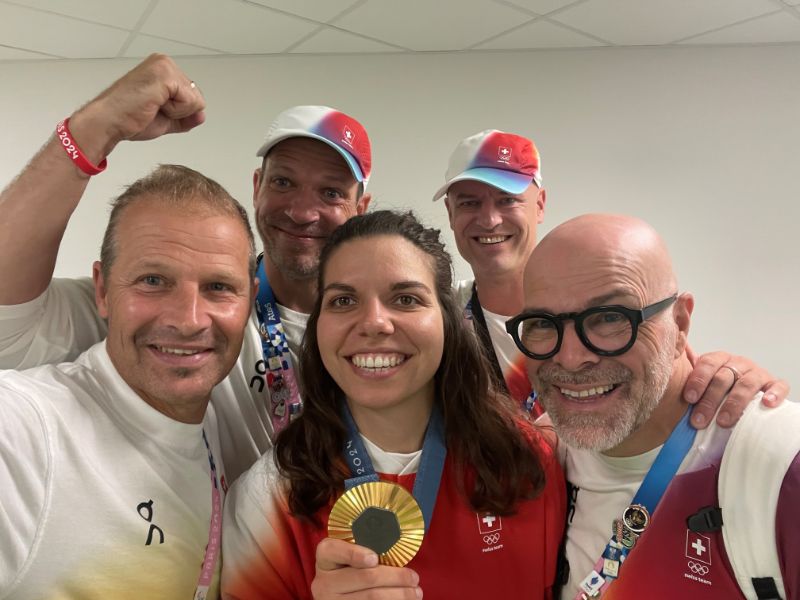 Succès d’équipe: Jörg Wetzel (à gauche) avec Chiara Leone, sa médaille d’or et le staff de Swiss Shooting. 