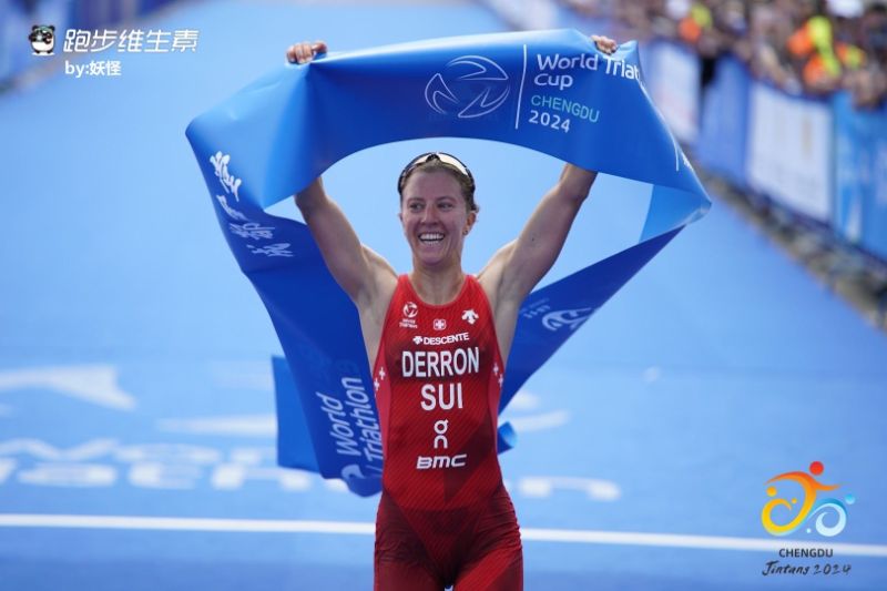Julie Derron am Ziel – hier als Gewinnerin des World Triathlon Cups 2024 im chinesischen Chengdu (zVg).