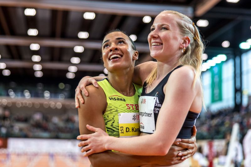 Record personnel en février 2023: la joie est grande après avoir couru le 60 m haies en 8,08 secondes lors des championnats suisses en salle à Saint-Gall, ici avec Ditaji Kambundji. (Keystone-ATS)