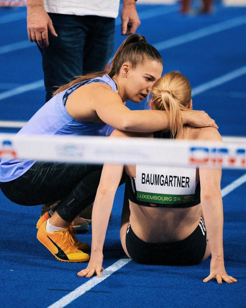 Soutenue par son amie Angelica Moser, en début de saison au Luxembourg, en 2024. (màd)