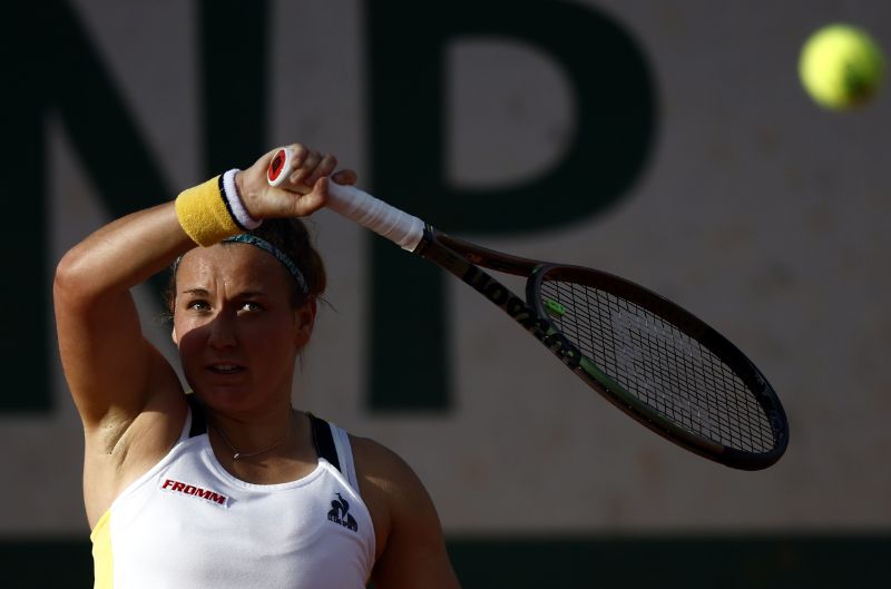 Entre ombre et lumière: Ylena In-Albon lors de son match au premier tour du tournoi de Roland-Garros 2023. (Keystone-SDA)