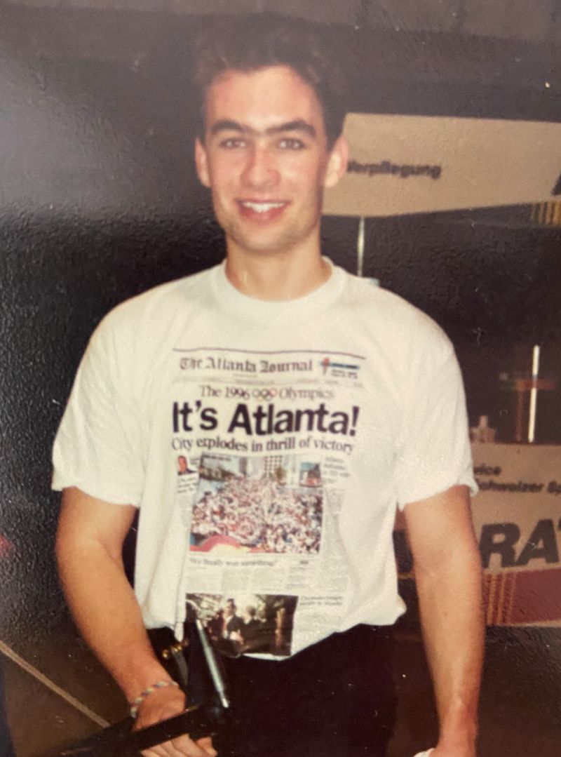 Xeno mit einem T-Shirt, das er im Vorfeld der Spiele von Atlanta erhielt